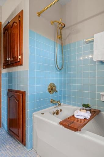 2126 Mapleview Avenue bathroom with jacuzzi tub