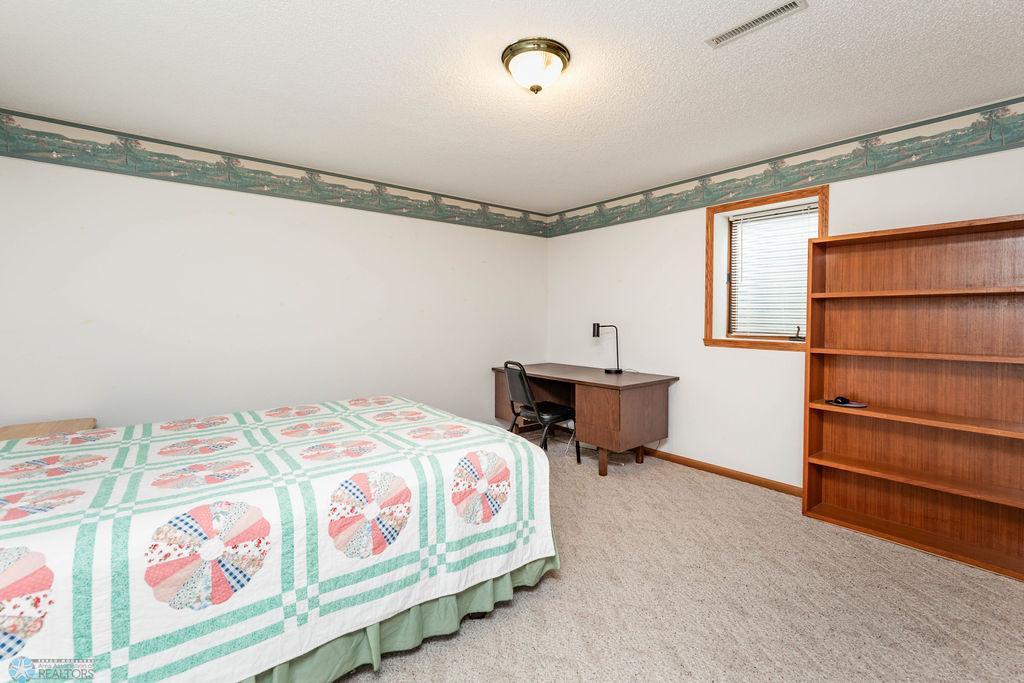 5th Bedroom in Bmnt