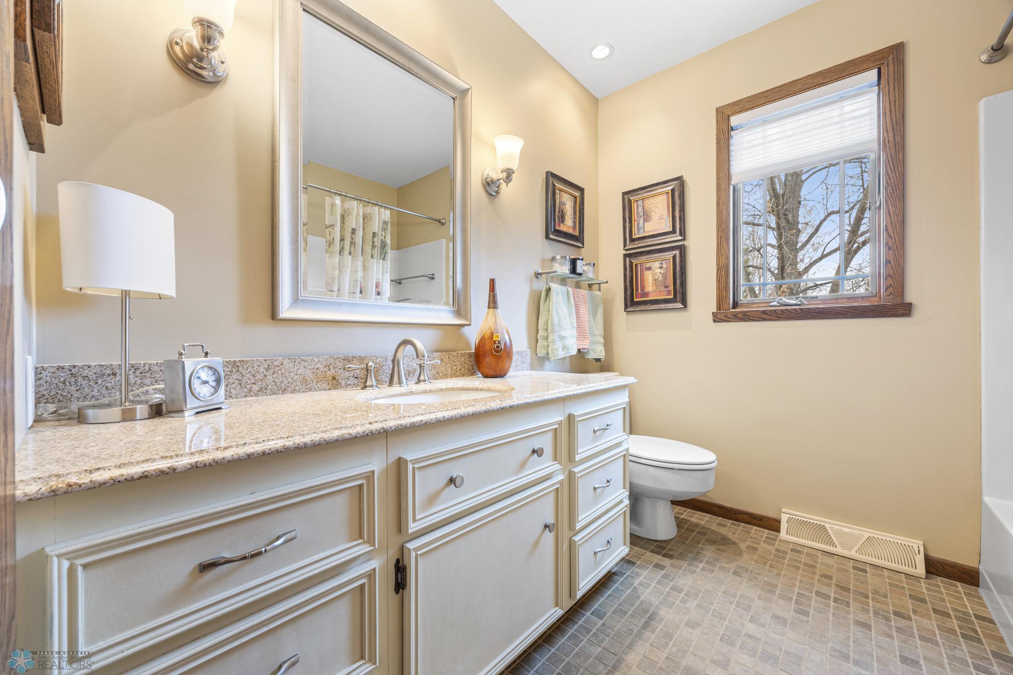 Full guest bath - upstairs