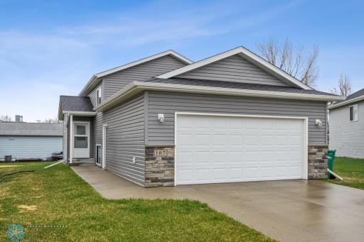 107 5th Street E, Horace, ND 58047
