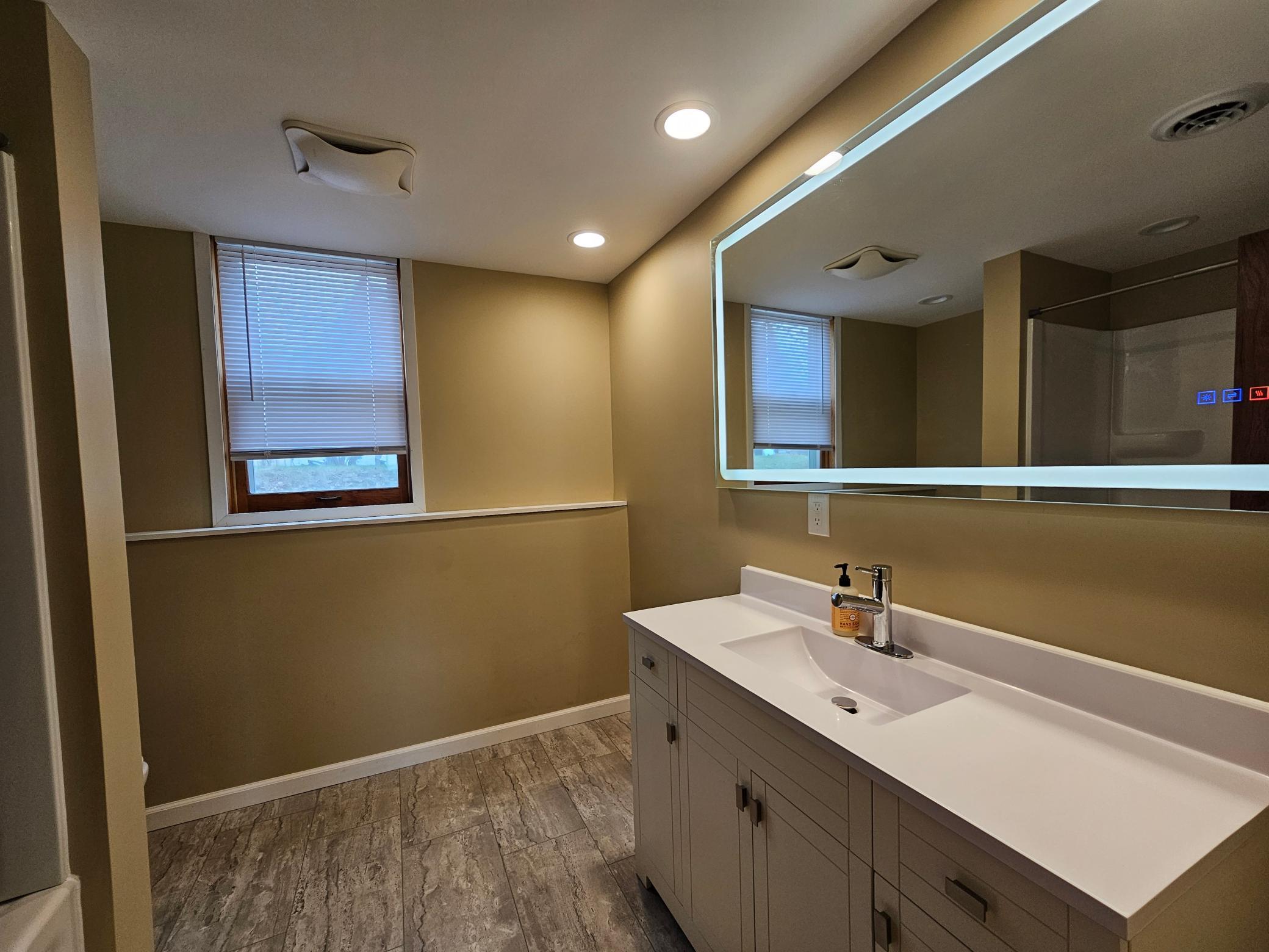 Main Level Bathroom pt 2.jpg