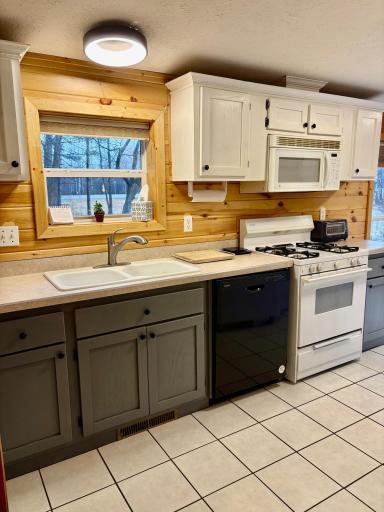 Updated kitchen cupboards & new dishwasher