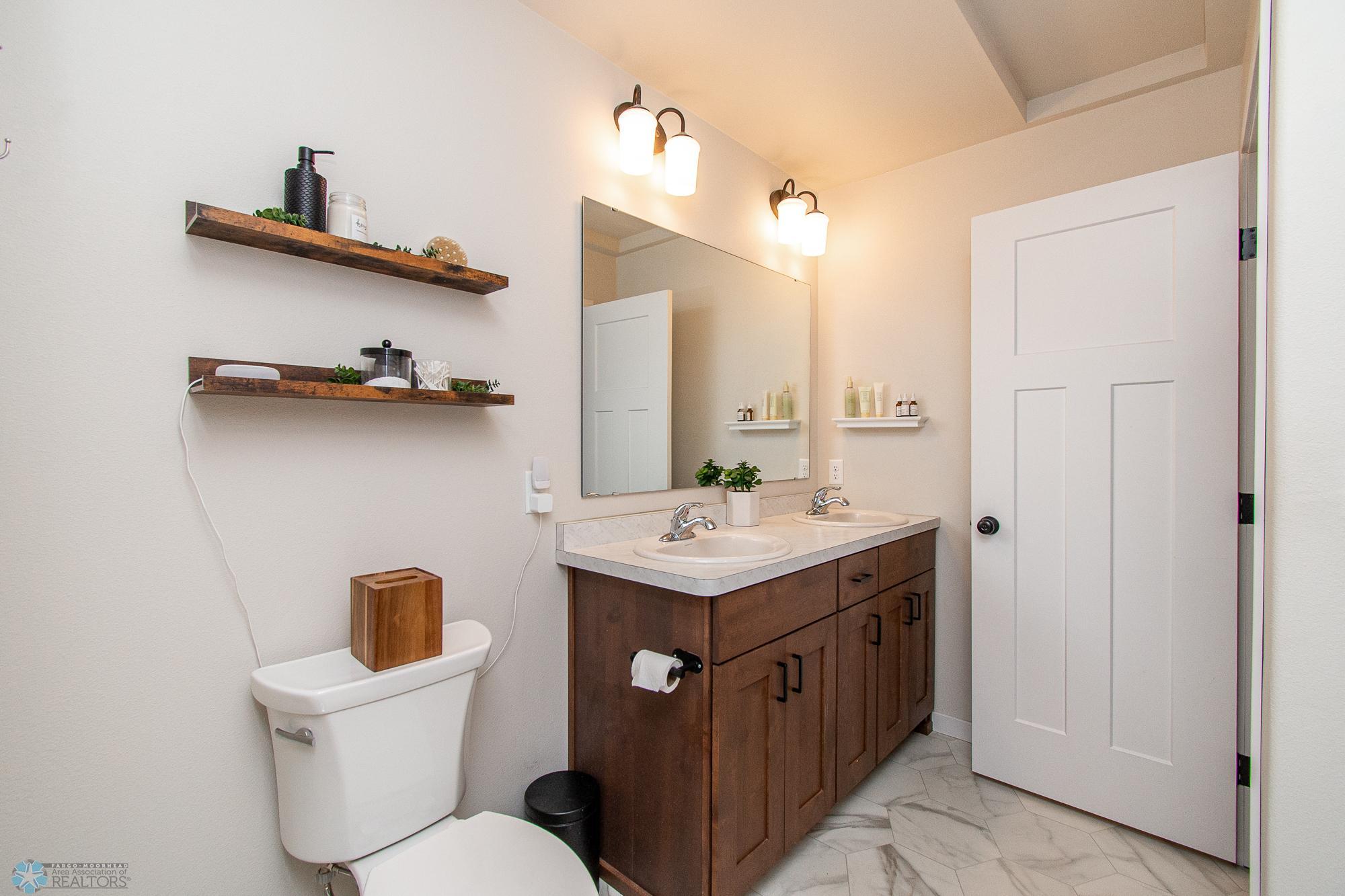 Hollywood Full Bath