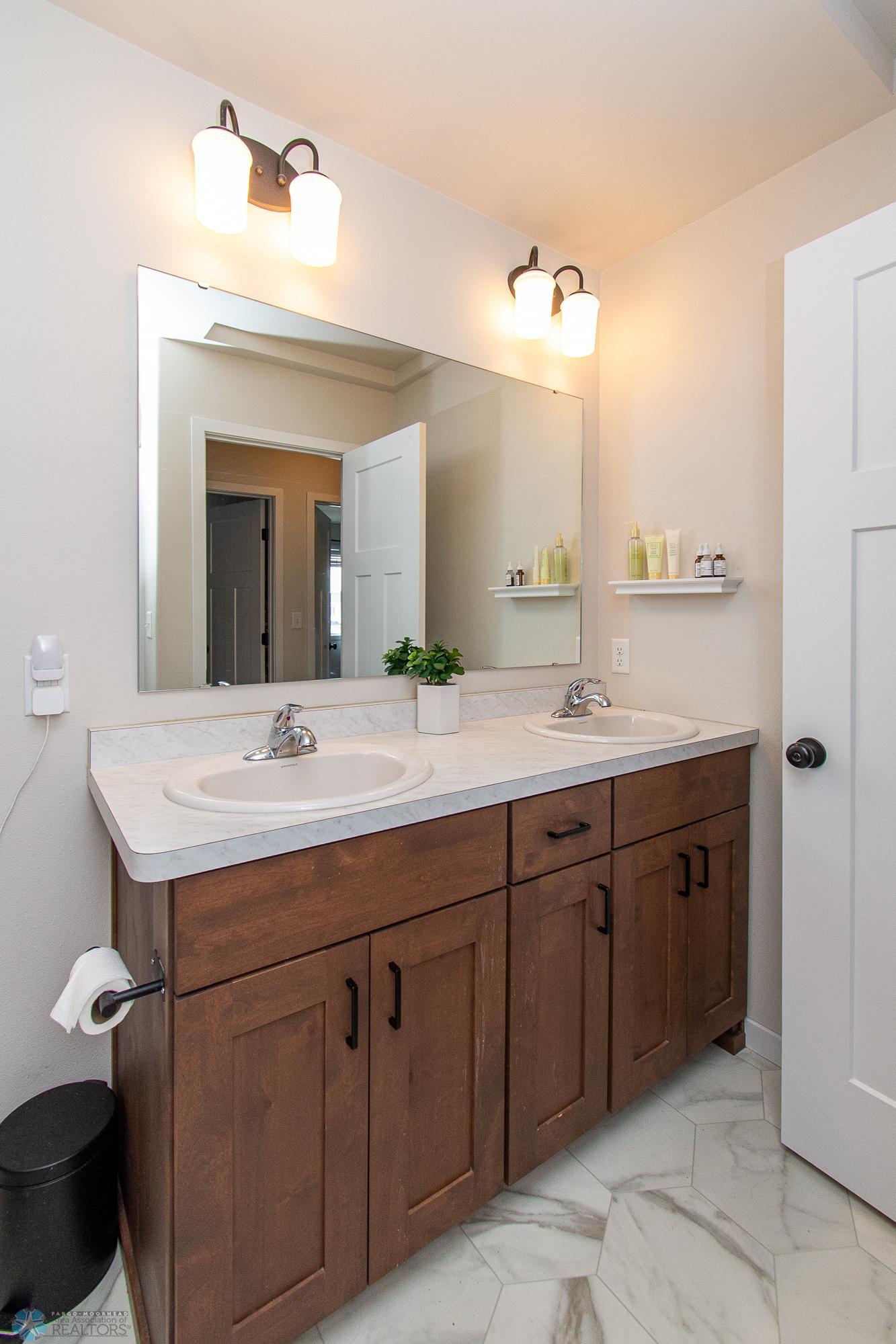 Hollywood Full Bath