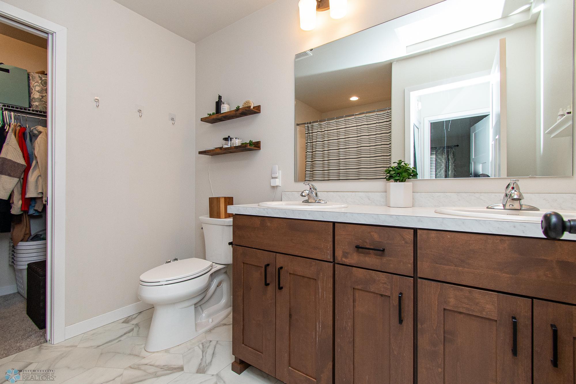 Hollywood Full Bath