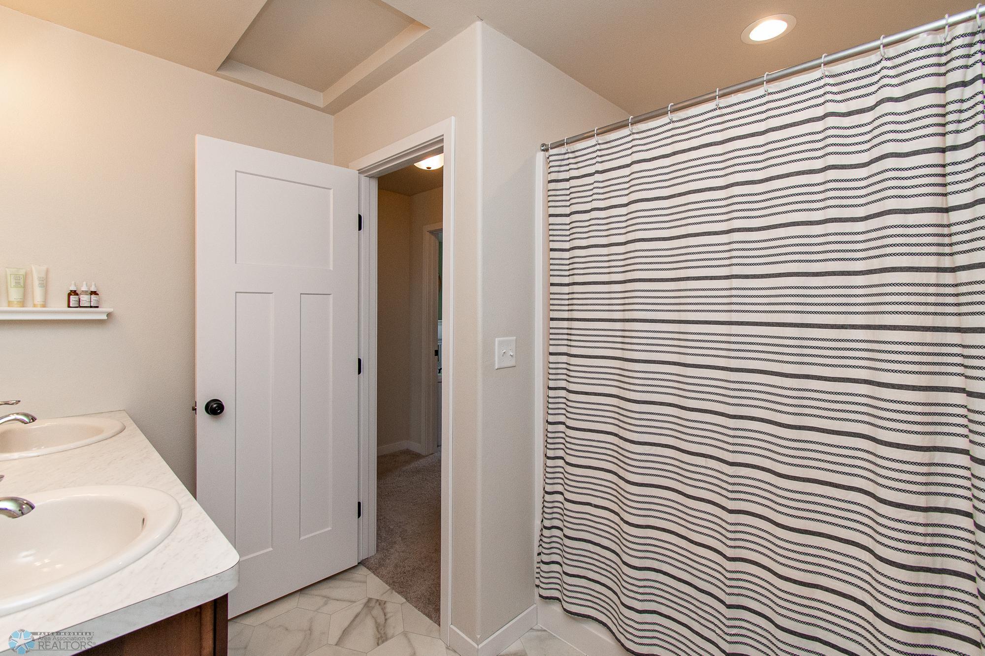 Hollywood Full Bath
