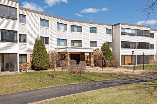 Impeccably maintained condo offers worry-free living. Enjoy a truly well-managed property!