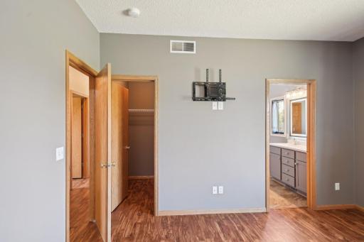 1573 Mark Court, Shakopee, MN 55379