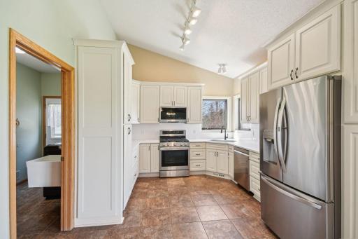 1573 Mark Court, Shakopee, MN 55379