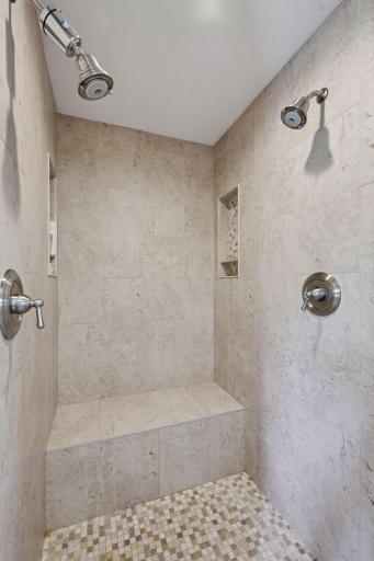 6671 Amberwood Lane, Chanhassen, MN 55317