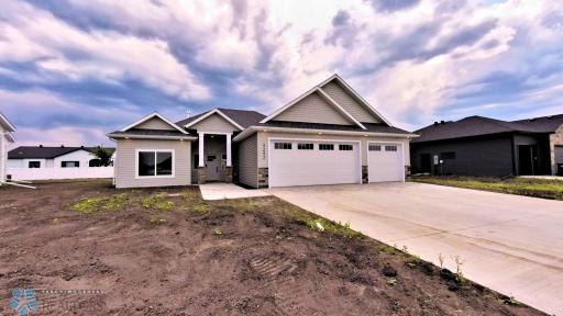 4242 Bristlecone Loop S, Fargo, ND 58104