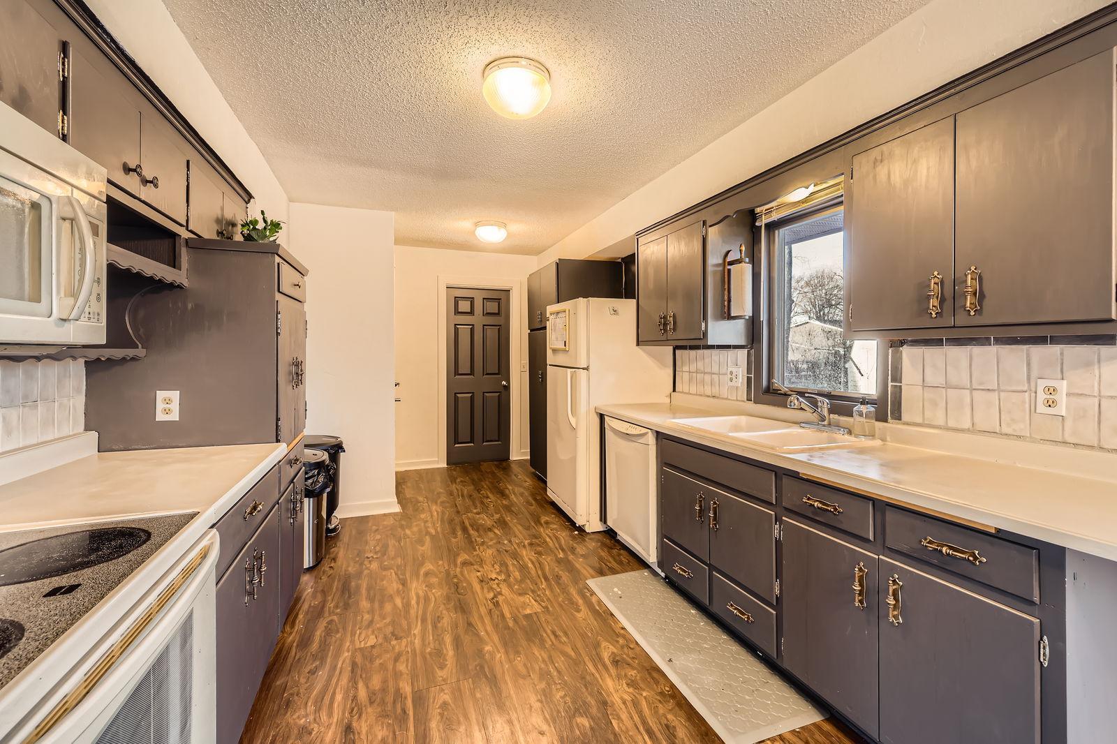 Expansive kitchen