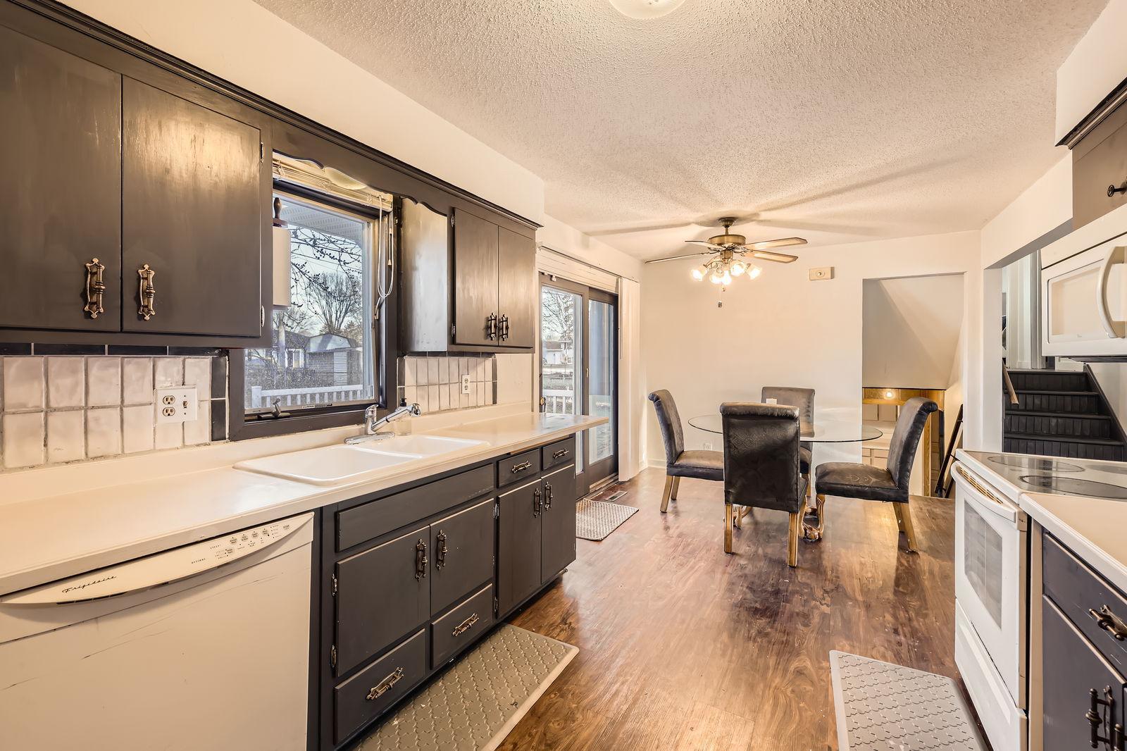 Expansive kitchen