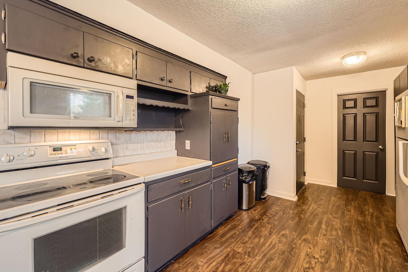 Expansive kitchen