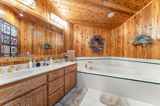 44-web-or-mls-4445 Enchanted Point-197.jpg