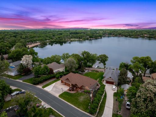 Reach 35W, 694 and Snelling in just 3 minutes by car, and only 6 minutes to 36. Minneapolis and St. Paul are only a 15 minute drive and MSP Airport is reachable in 20 minutes.