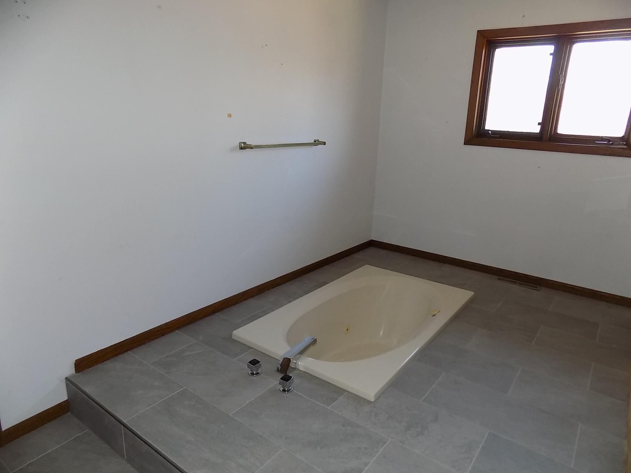 Main floor tub.JPG