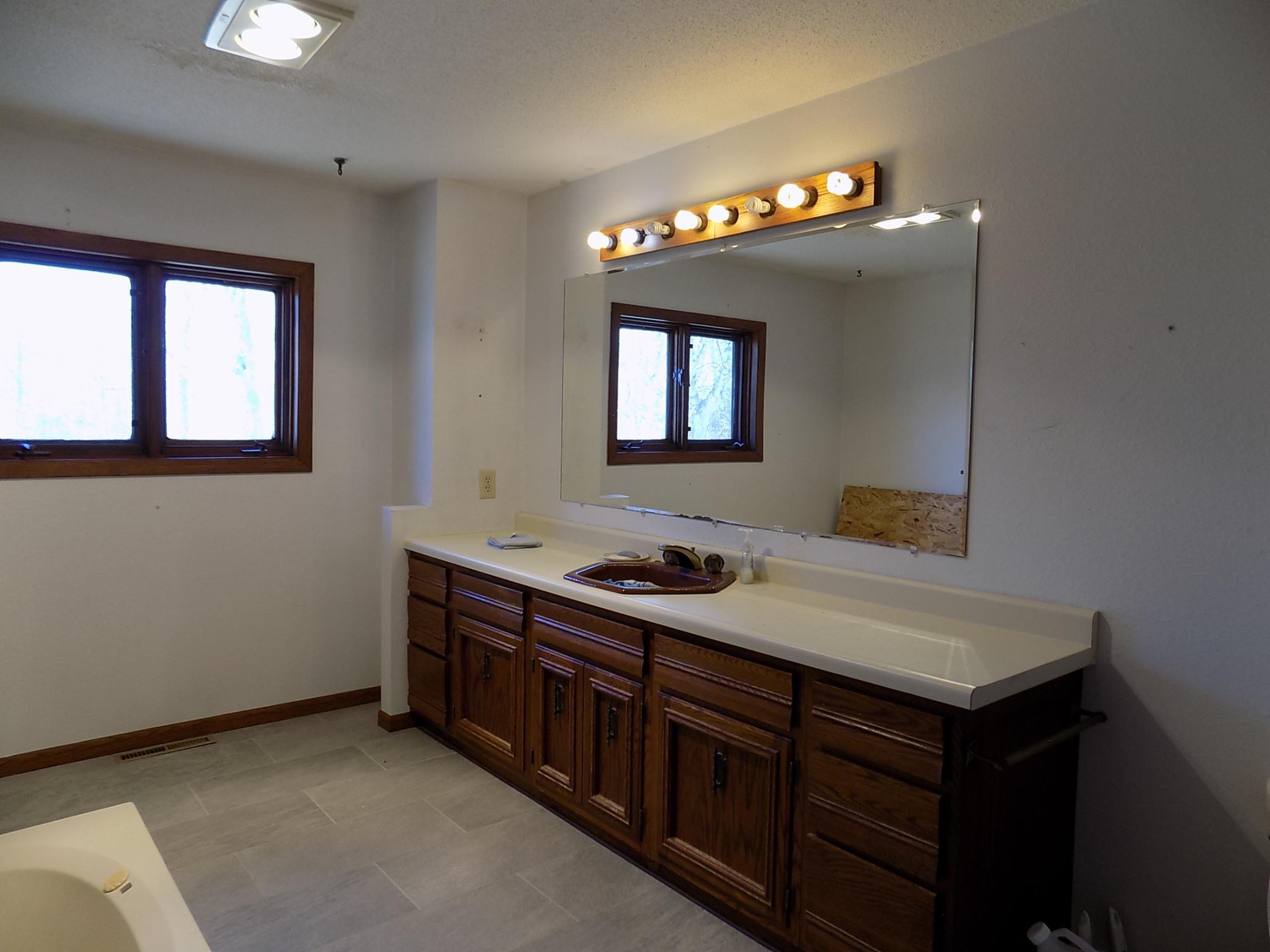 Main floor bath.JPG