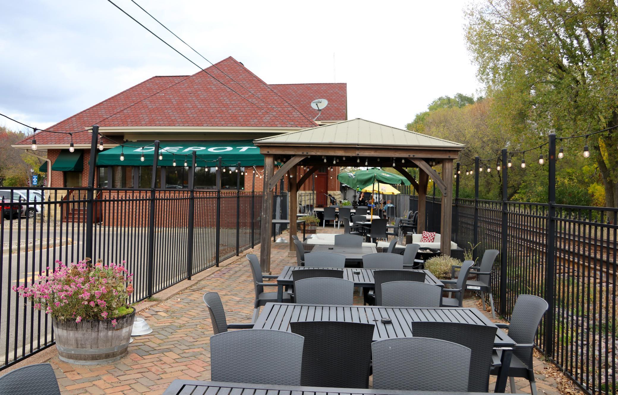 Seating inside/outside 350+