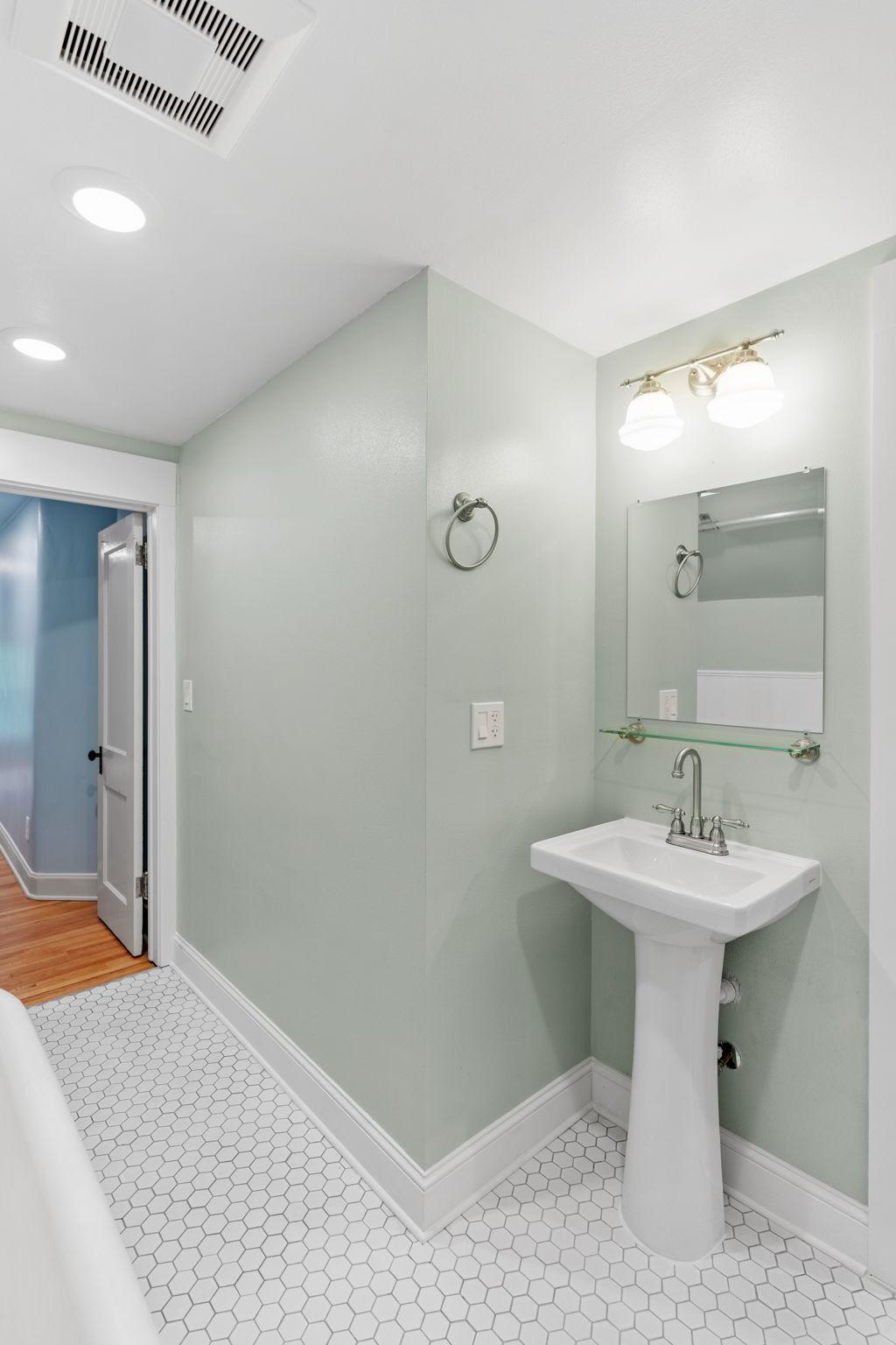 Full Bathroom - 3F