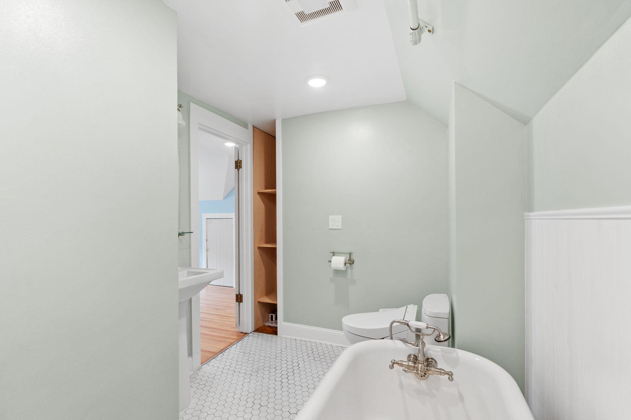 Full Bathroom - 3F