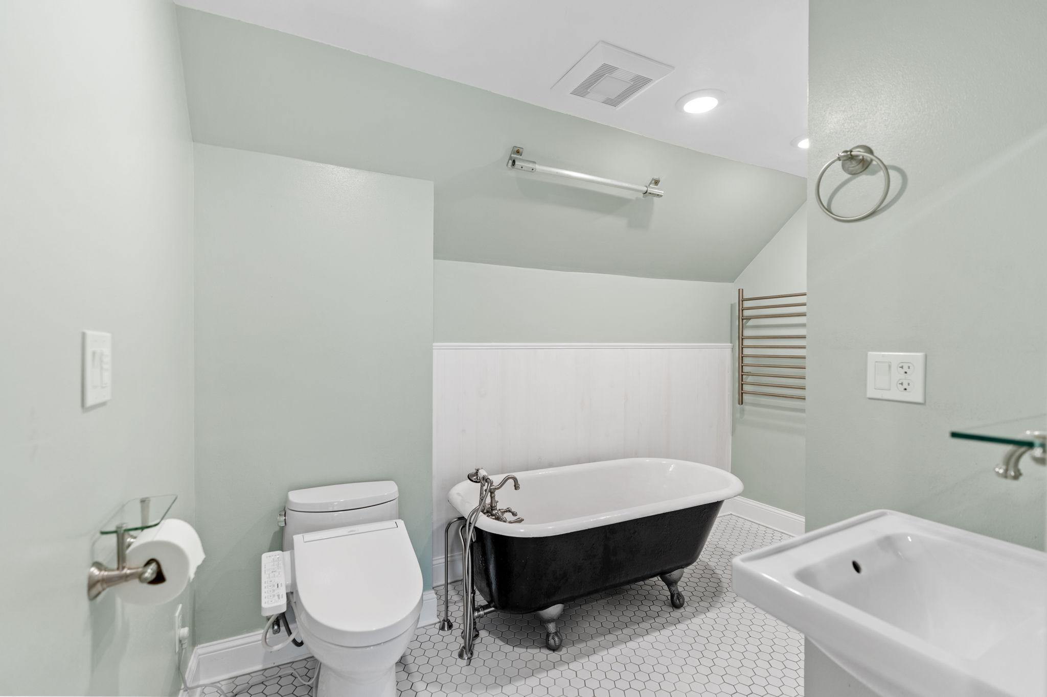 Full Bathroom - 3F