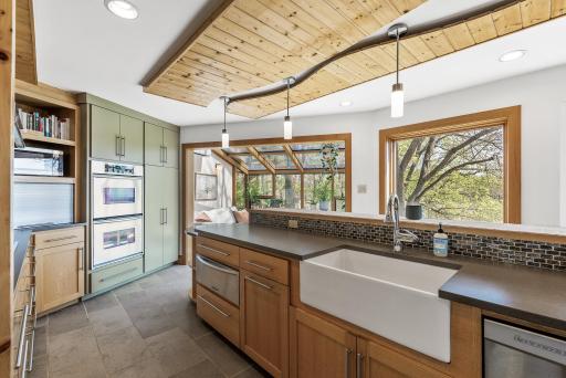 Double ovens make hosting holidays or prepping multiple dishes a breezeâefficiency meets elegance.