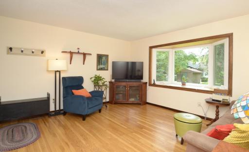 Hardwood floors flow throughout the livingroom & bedrooms!