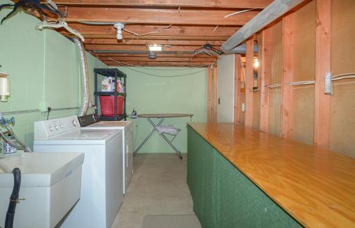 The large laundry room is well equiped for efficiency!