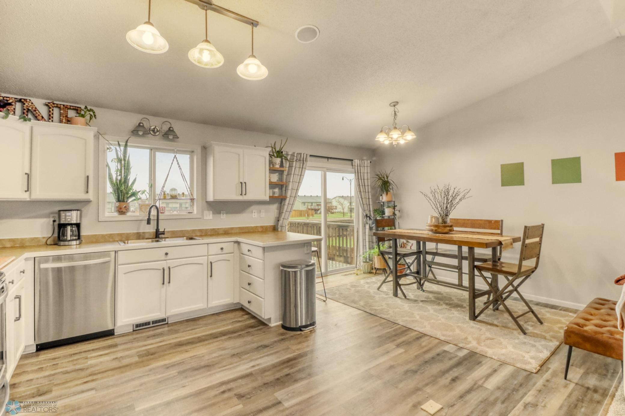 Kitchen1_0.JPG