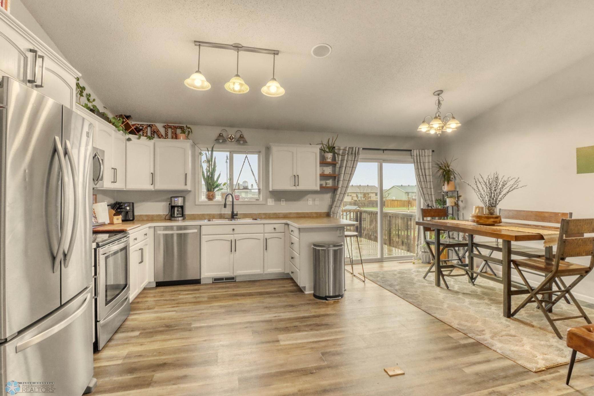 Kitchen1_1.JPG