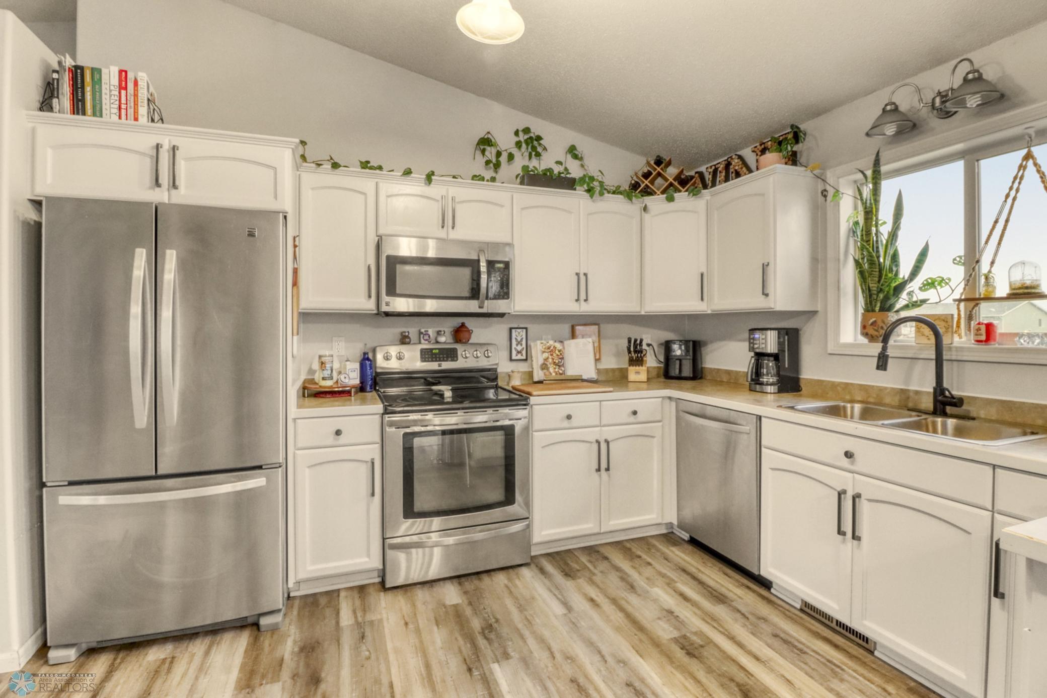 Kitchen1_3.JPG