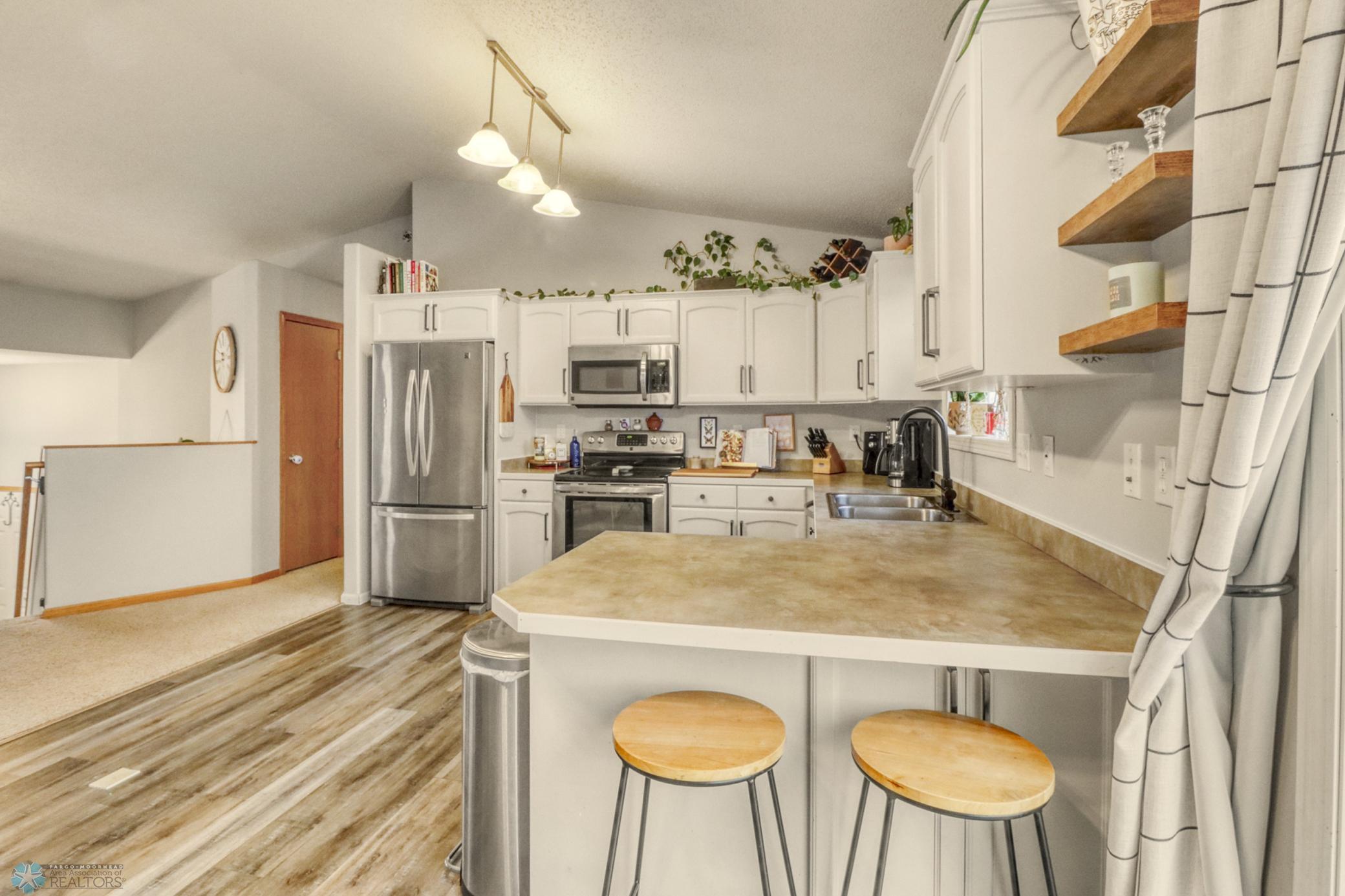 Kitchen1_2.JPG