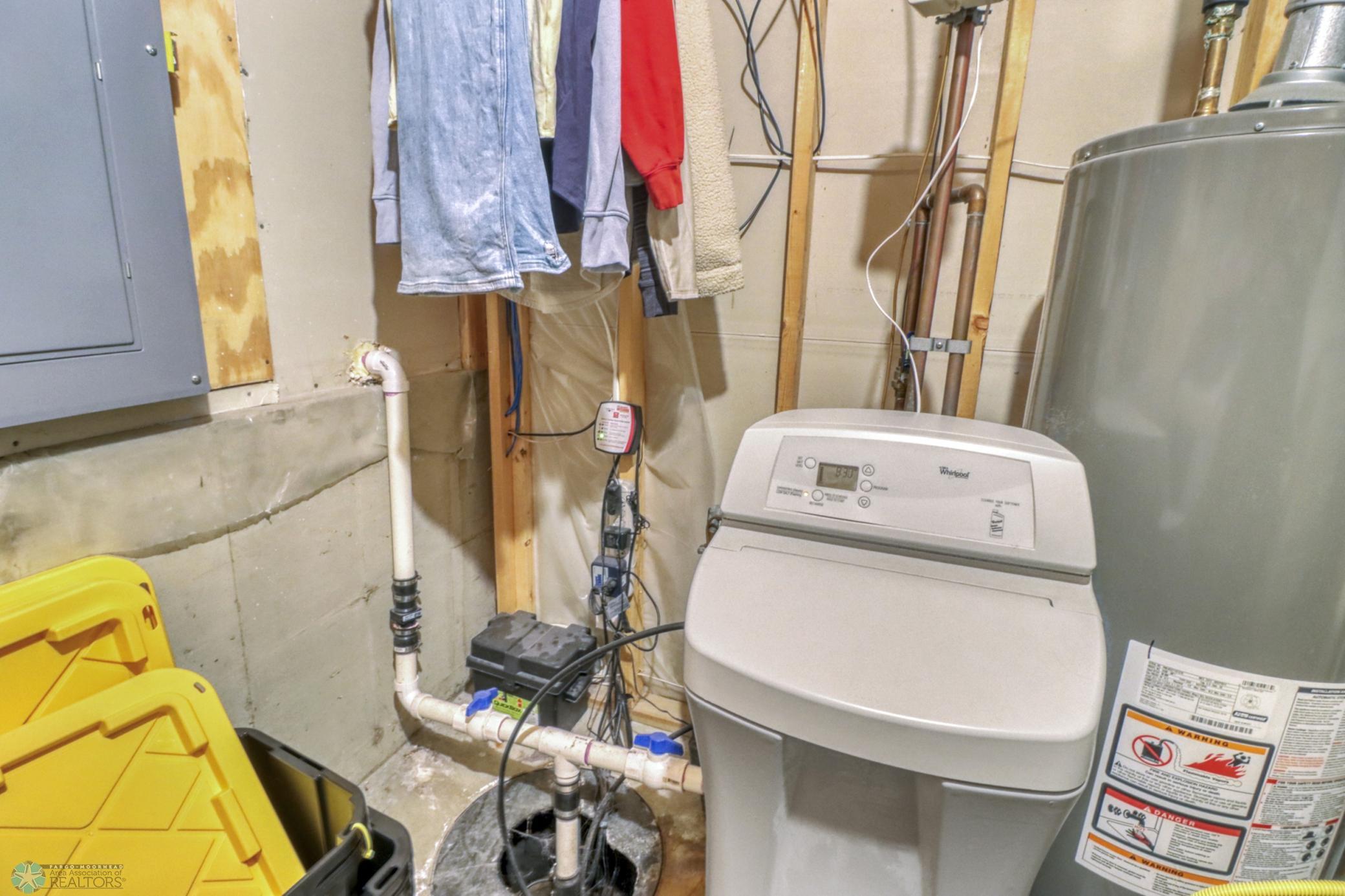 Basement Mechanical (water softener included)1_2.JPG
