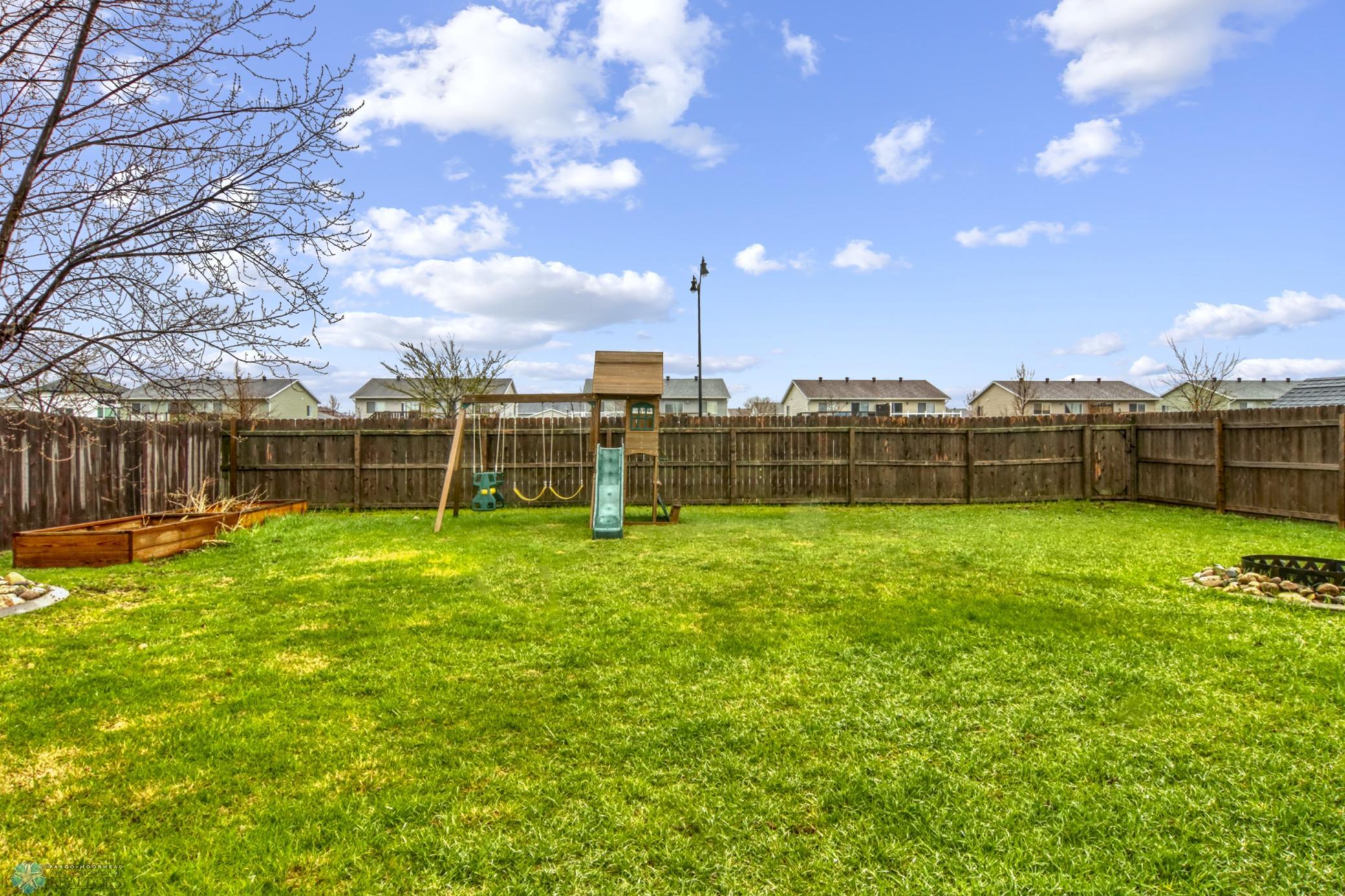 Backyard (playset included) 1_2.JPG