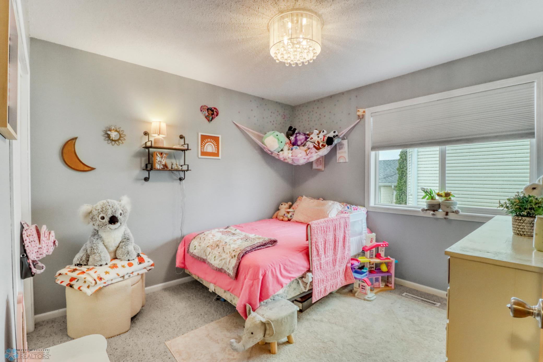 Bedroom1_1.JPG