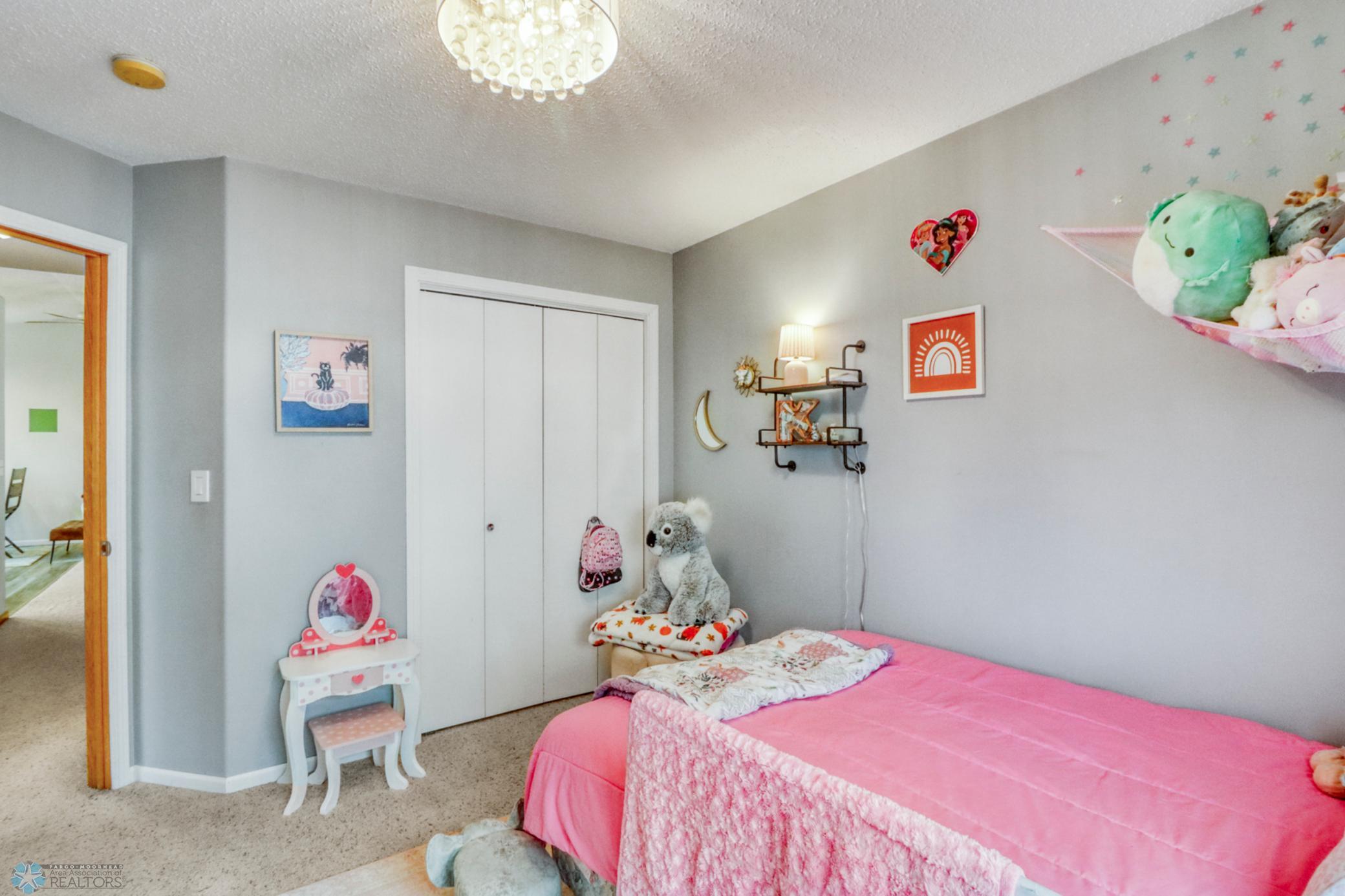 Bedroom1_2.JPG