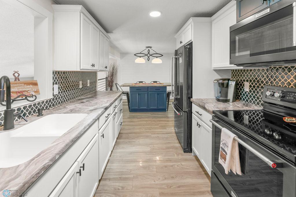 Kitchen view to island/breakfast bar