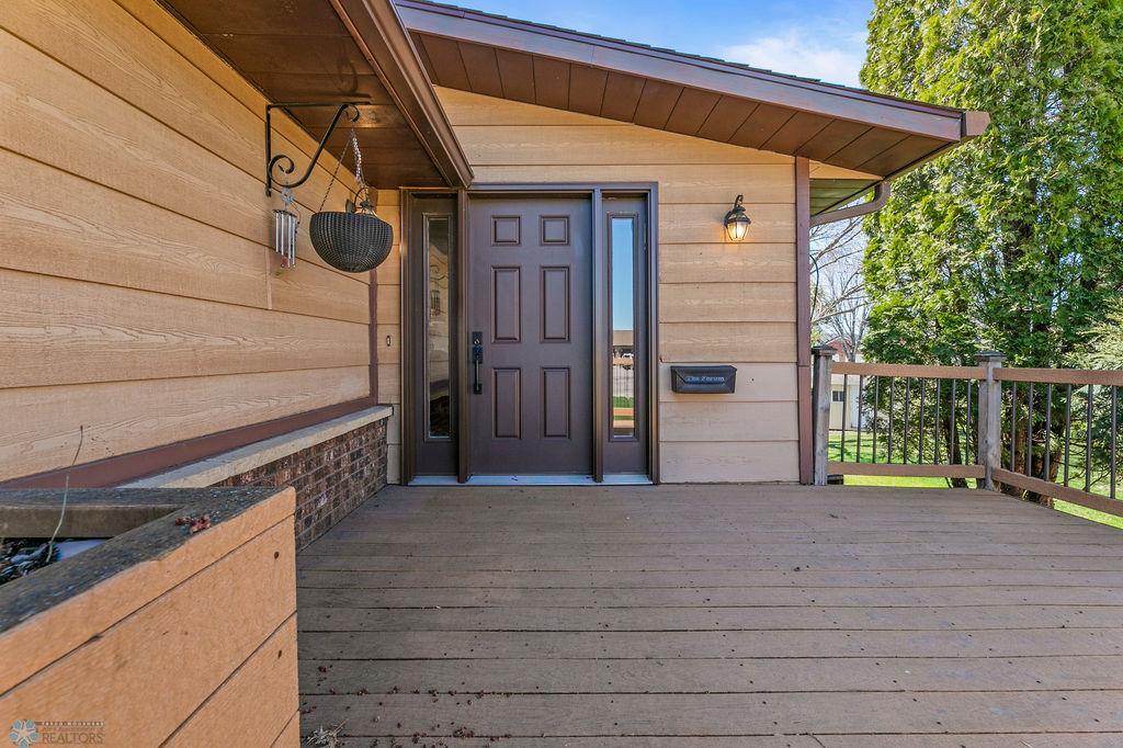 Cozy front deck & entry