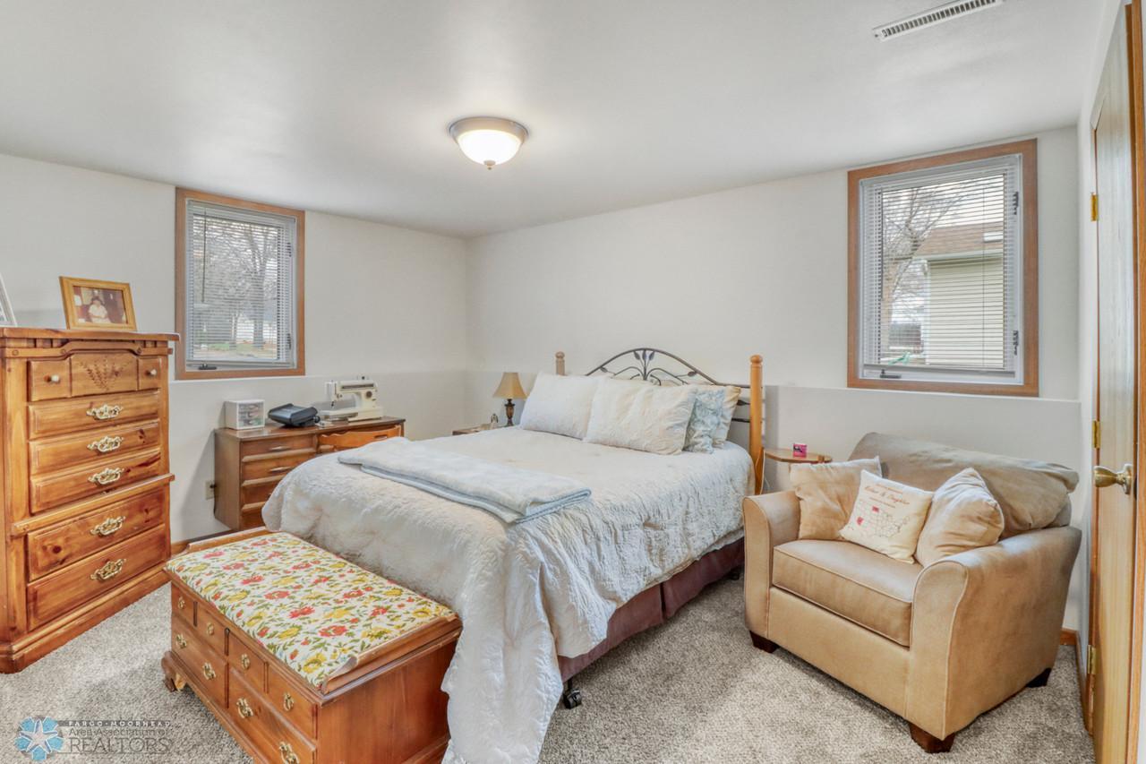 37Basement Bedroom1_0-1280.JPG