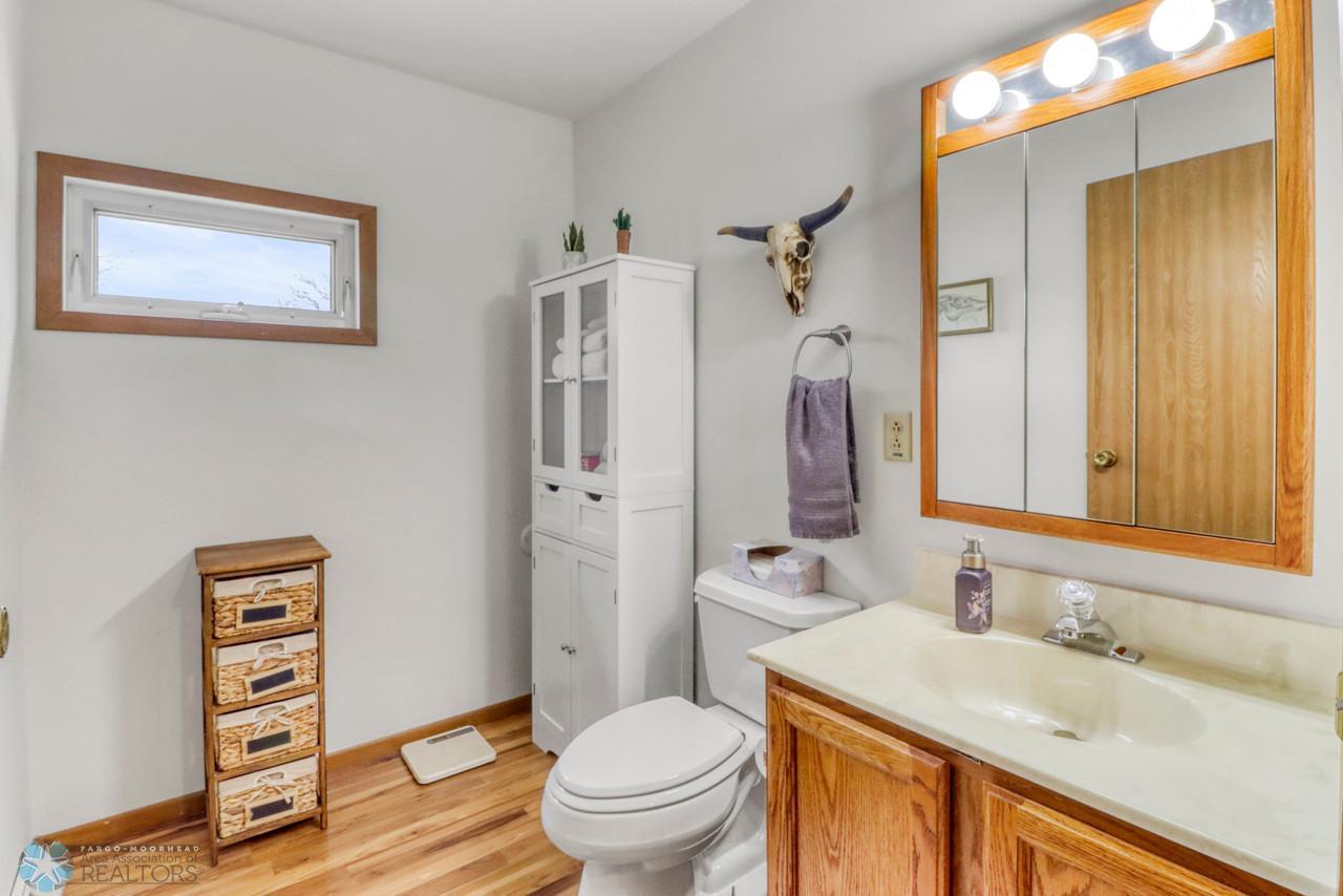 30Bathroom1_2-1280.JPG