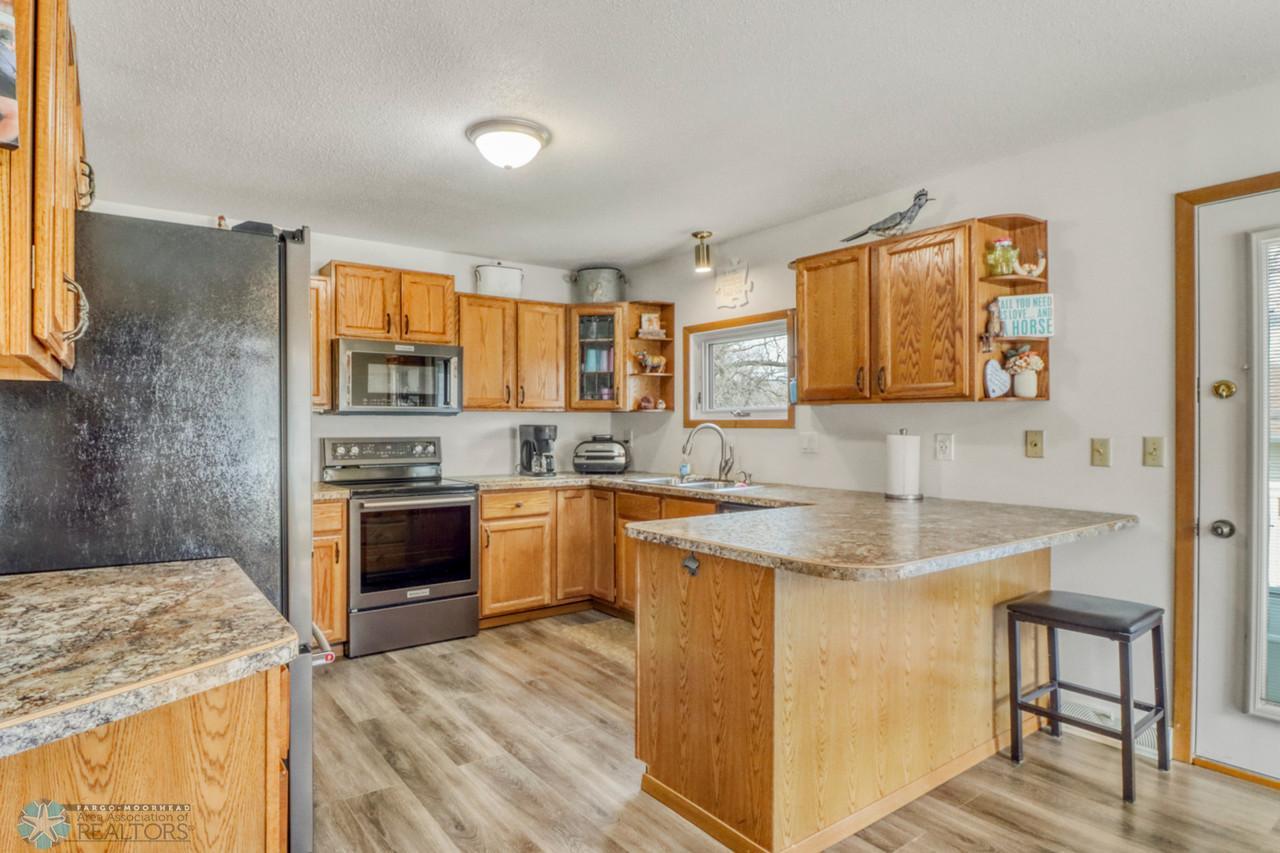 15Kitchen1_0-1280.JPG