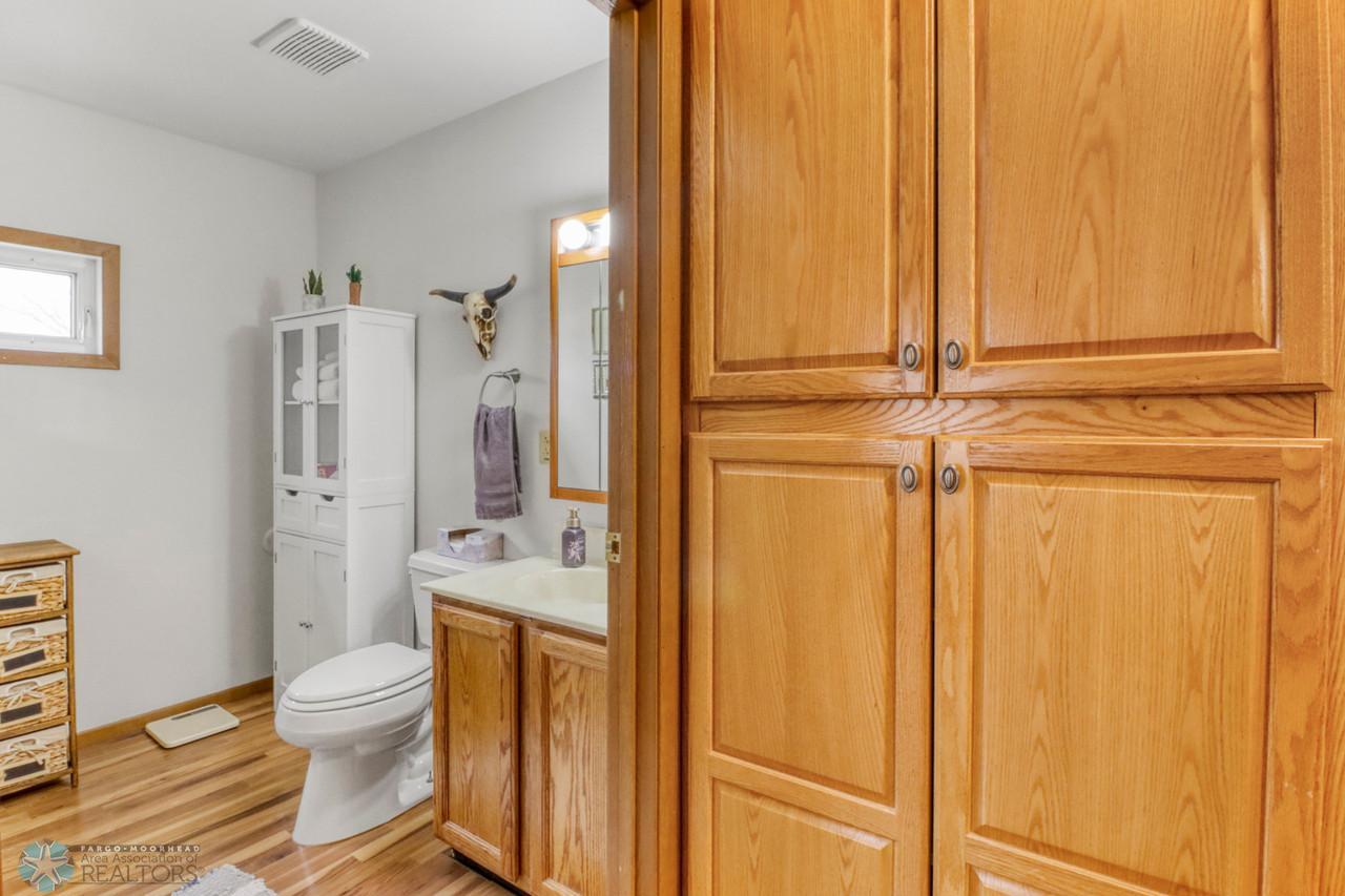 29Bathroom1_1-1280.JPG