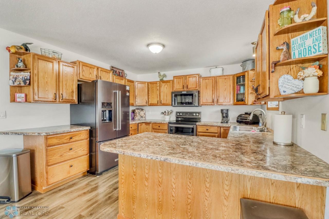 16Kitchen1_1-1280.JPG