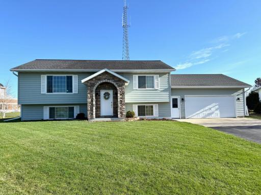301 7th Street SW, Roseau, MN 56751