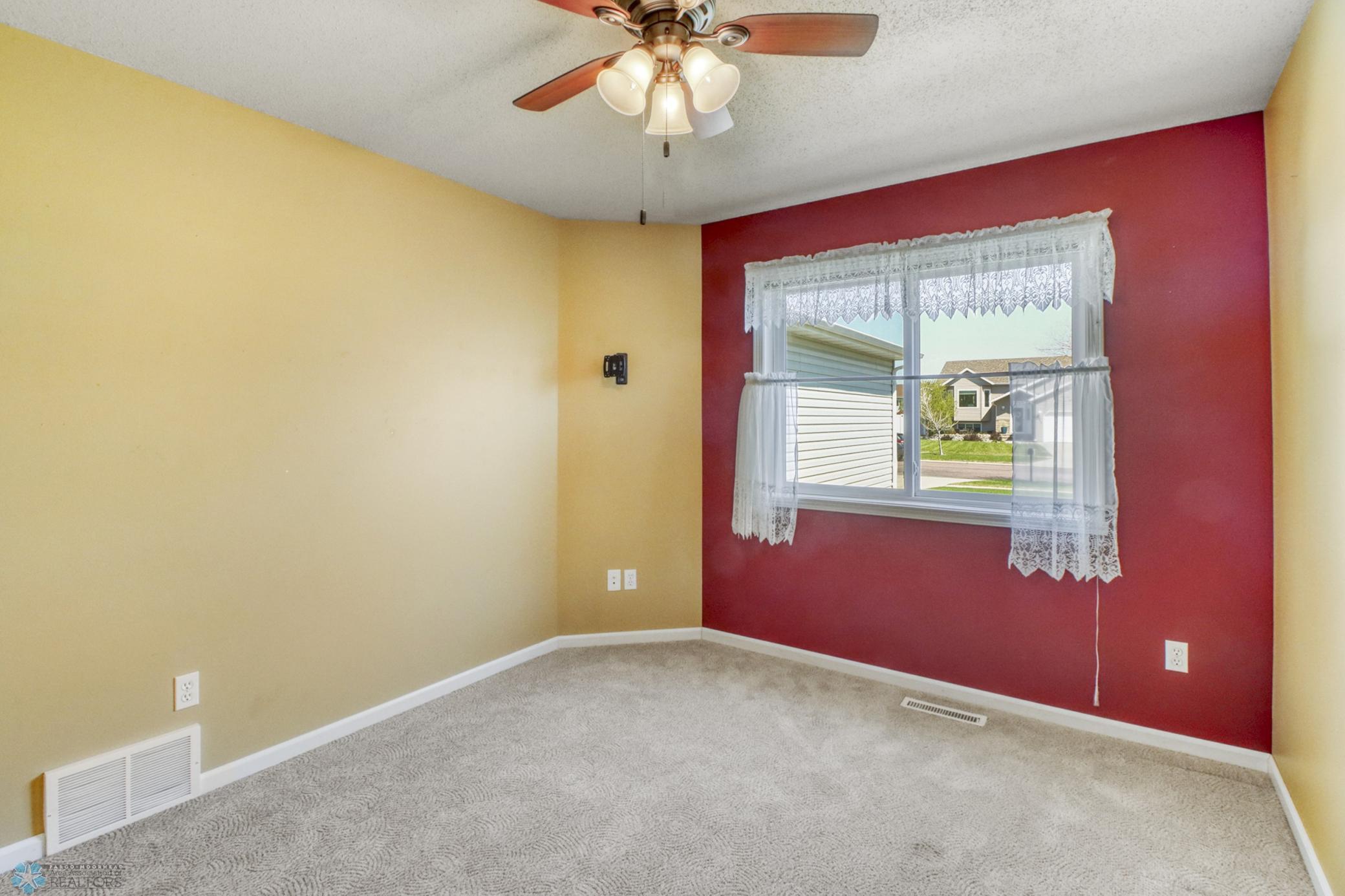 Bedroom1_1.JPG