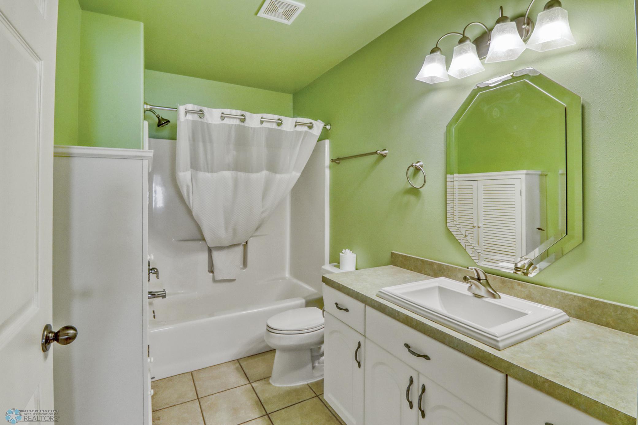 Bathroom1_1.JPG