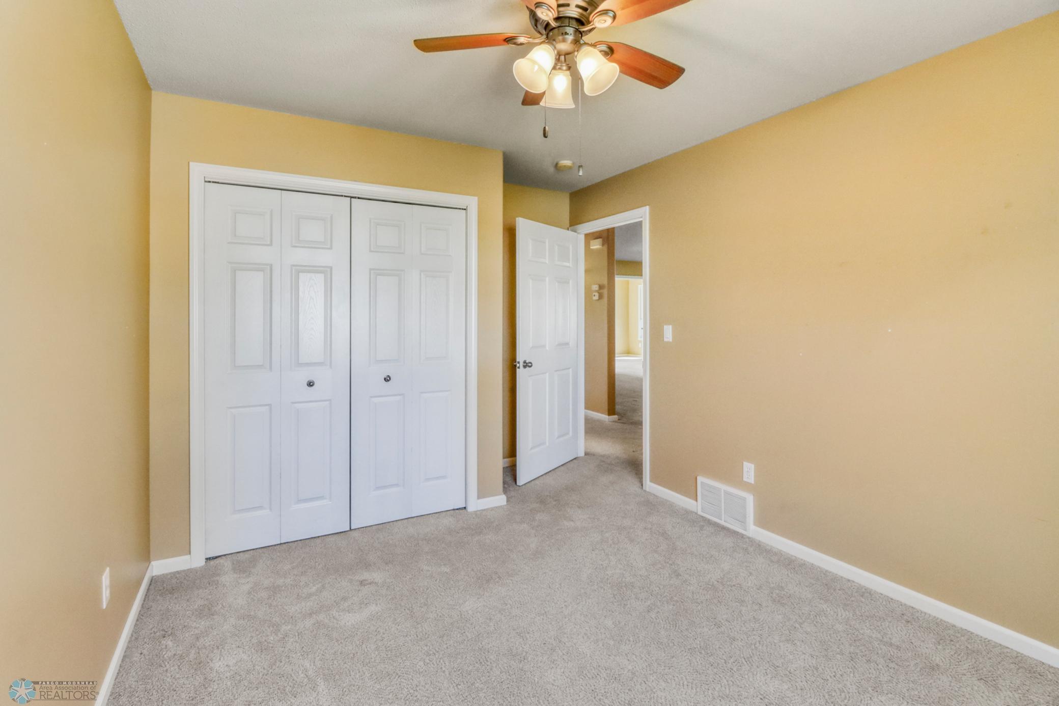Bedroom1_2.JPG