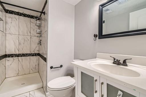 2356 Teakwood Drive E - Web Quality - 018 - 19 Bathroom.jpg