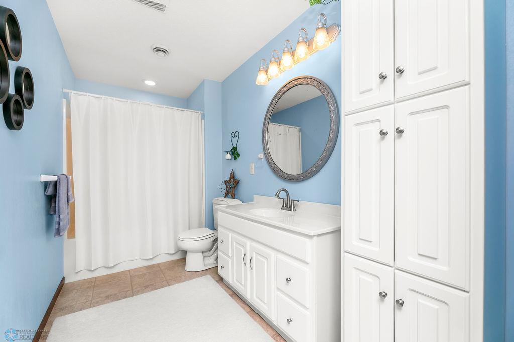 Bathroom 2.JPG